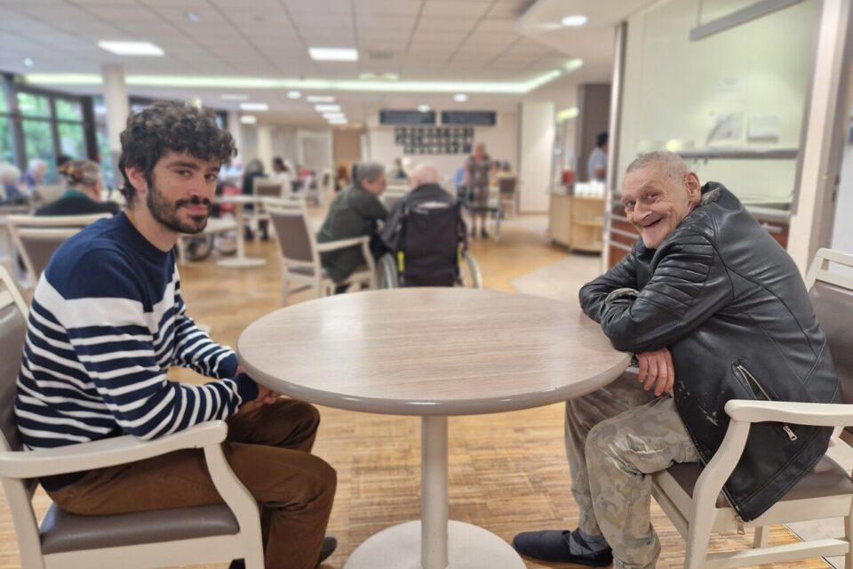 , Des colocs de 80 ans et des pauses dej&rsquo; avec Mike Brant en bande-son : &agrave; Paris, le coworking d&eacute;barque en Ehpad