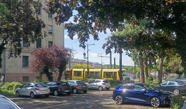 Depuis la terrasse situ&eacute;e dans la cour int&eacute;rieure de la soci&eacute;t&eacute; industrielle, on peut voir la gare de Mulhouse, laquelle se trouve &agrave; deux pas des Compotes. &nbsp; Photo Elisa Meyer
