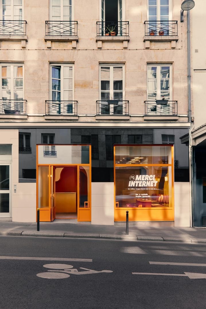 La devanture orange se situe dans le 9e arrondissement de Paris.