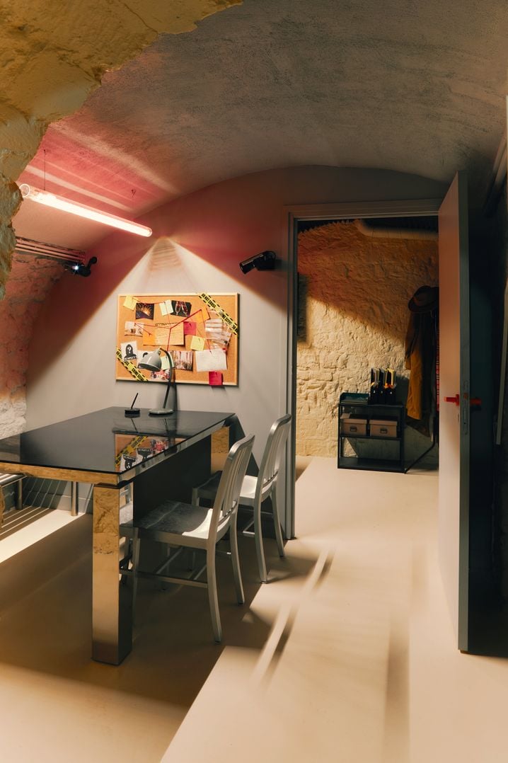 A grand renfort de décors, Merci Internet propose de rejouer entre potes les jeux et les concepts que l'on voit dans les vidéos YouTube.