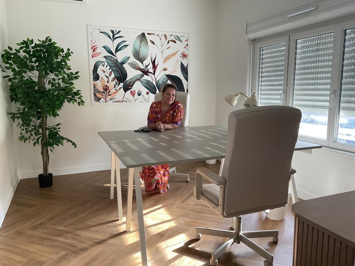 Aurélie Morin dans un bureau prêt à accueillir ses futurs occupants.
