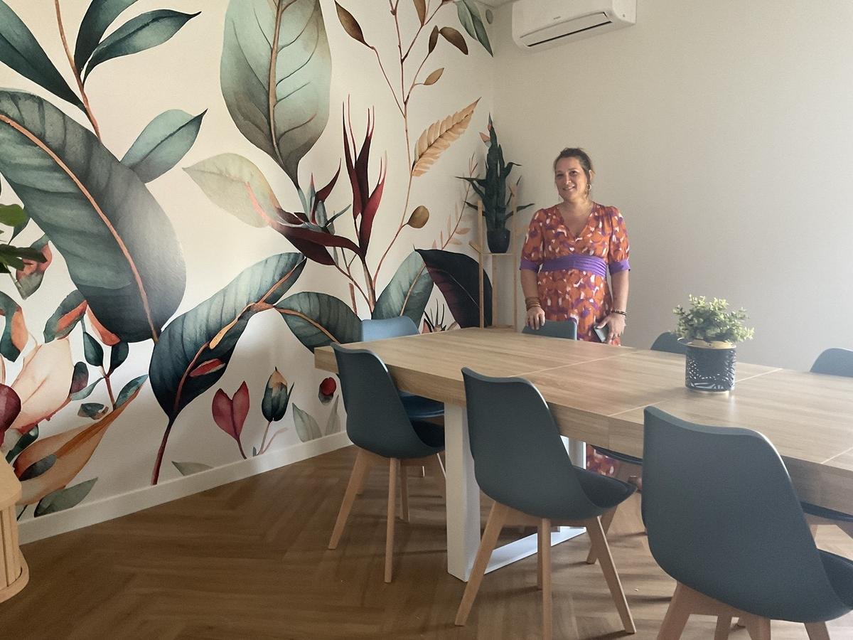 Aurélie Morin dans la salle de réunion, au cœur du lieu.