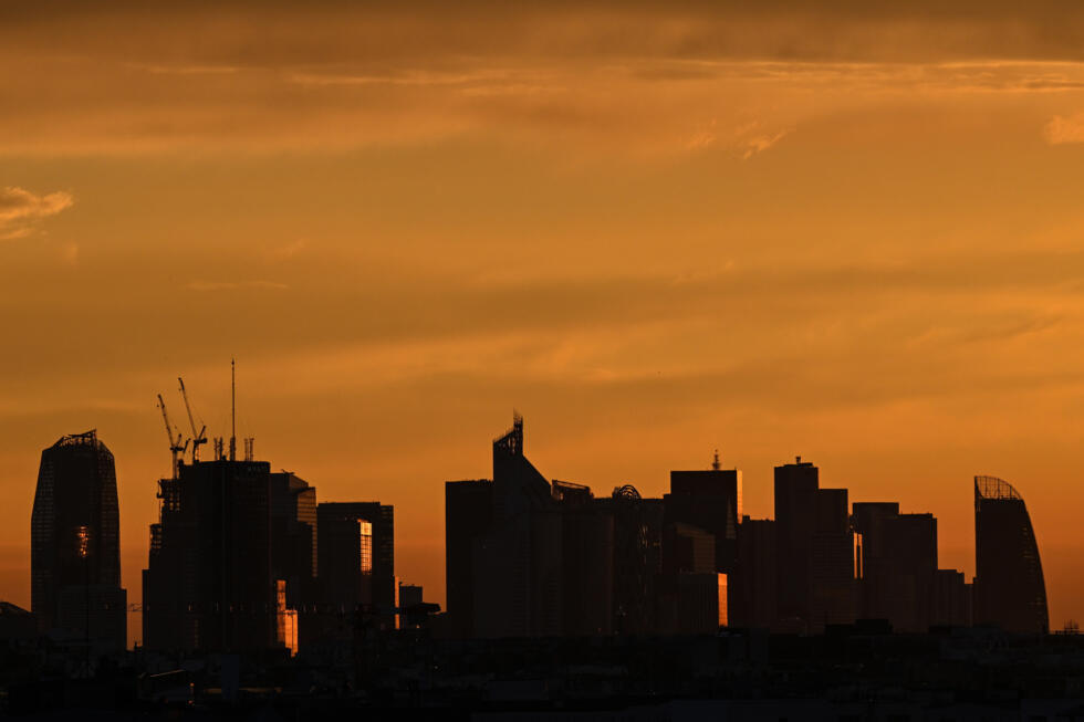 Le quartier d'affaires de la D&eacute;fense, pr&egrave;s de Paris, au coucher du soleil, le 19 juin 2024