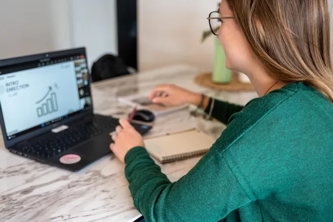 , À l’ère des canicules, l’avenir du télétravail passe-t-il par des espaces de coworking pour échapper aux passoires thermiques ?